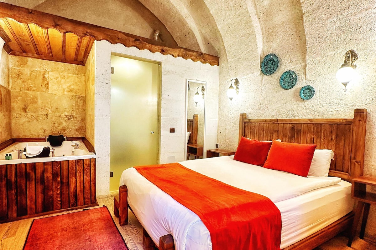 Junior Room, Hot Tub | 1 bedroom, Egyptian cotton sheets, premium bedding