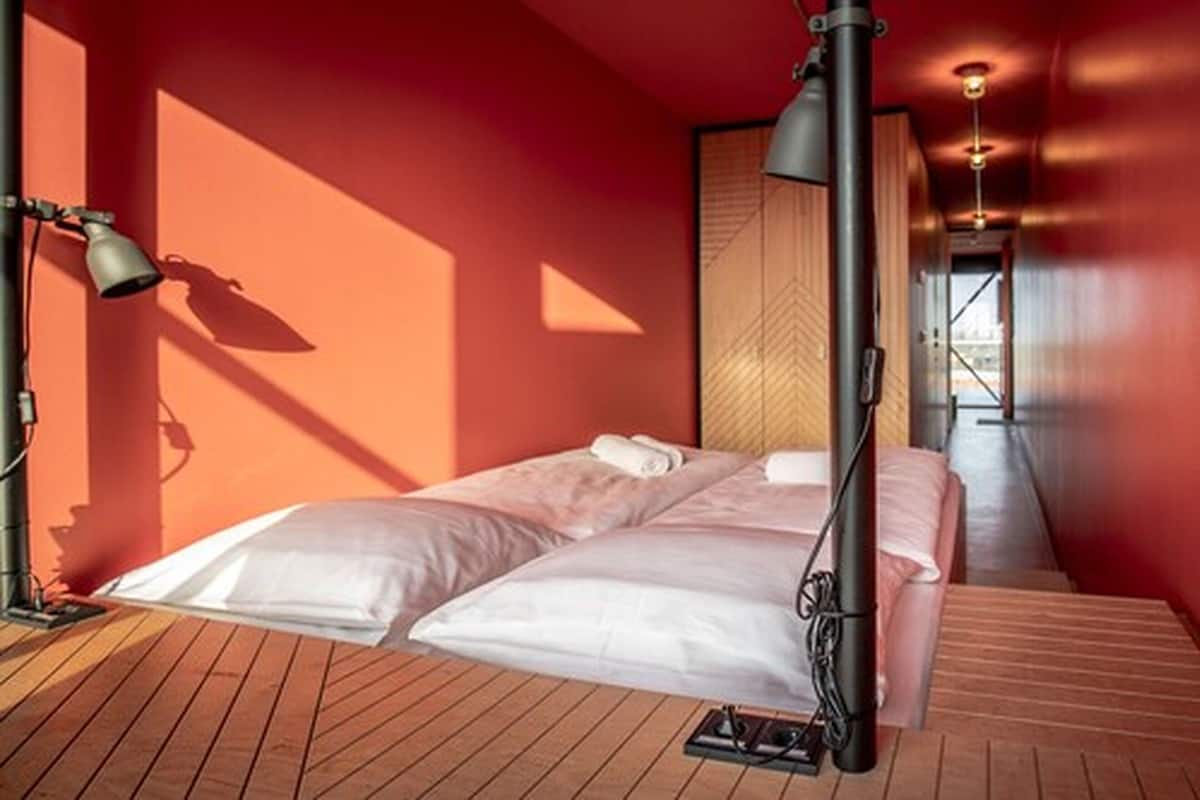 Soundproofing, free WiFi, bed sheets