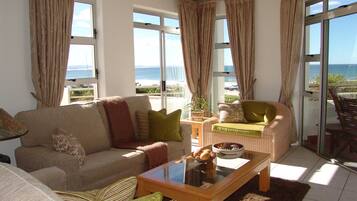 Suite Superior | Seprai premium, minibar, brankas, dan meja kerja