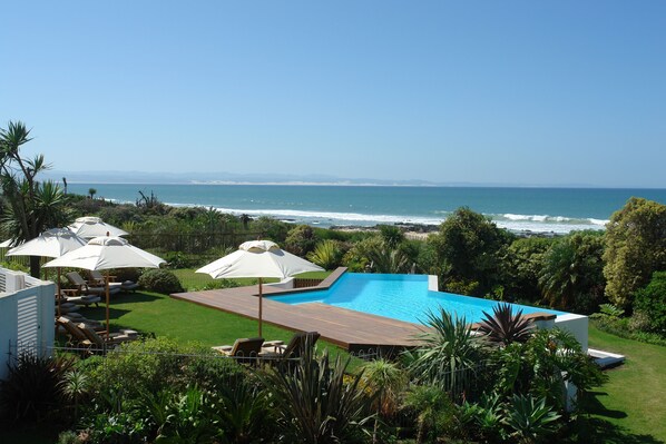 Outdoor pool, an infinity pool, sun loungers - Diaz 15 House on the Bay (Jeffreys Bay)
