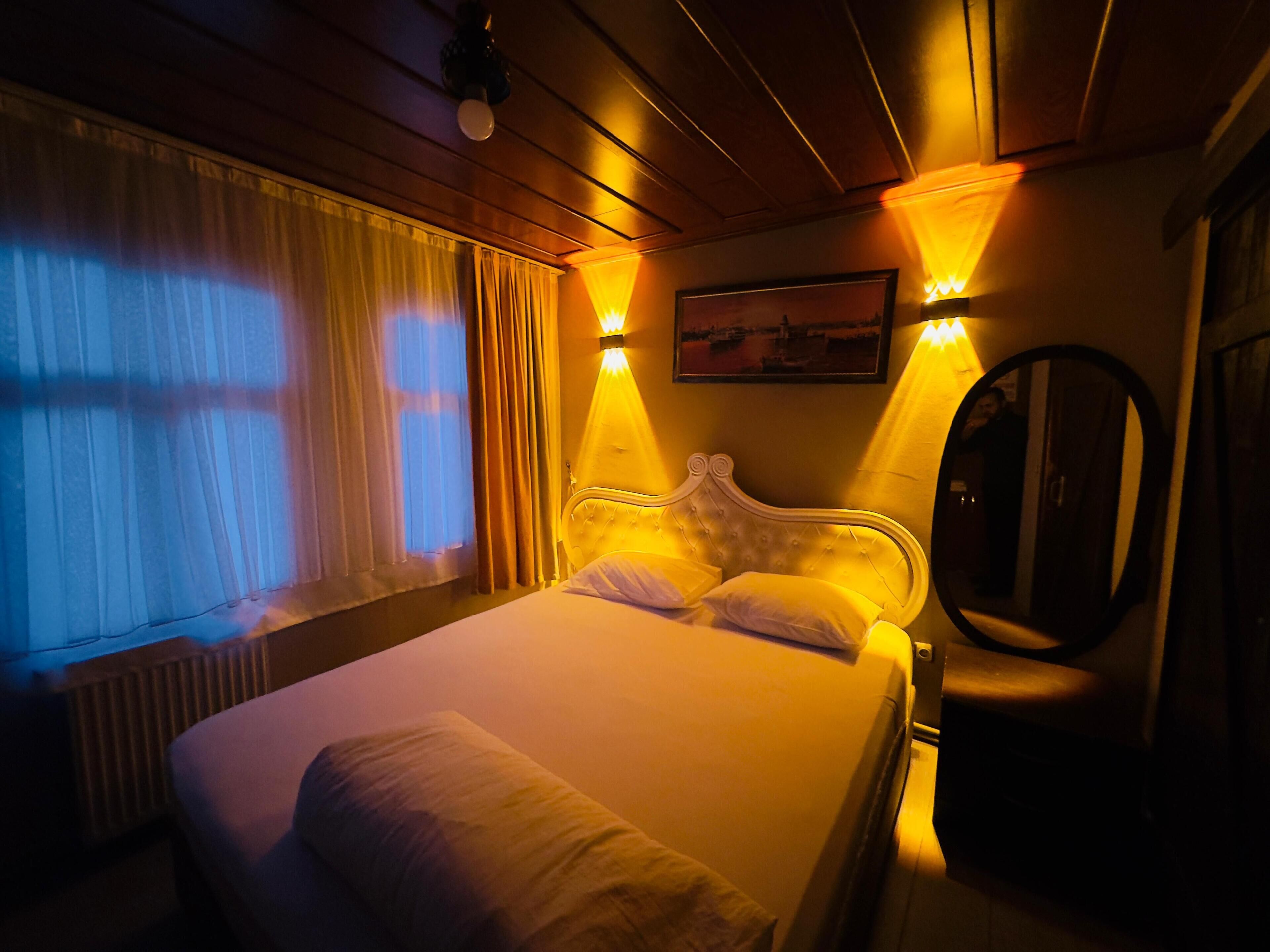 Bureau, chambres insonorisées, fer et planche à repasser