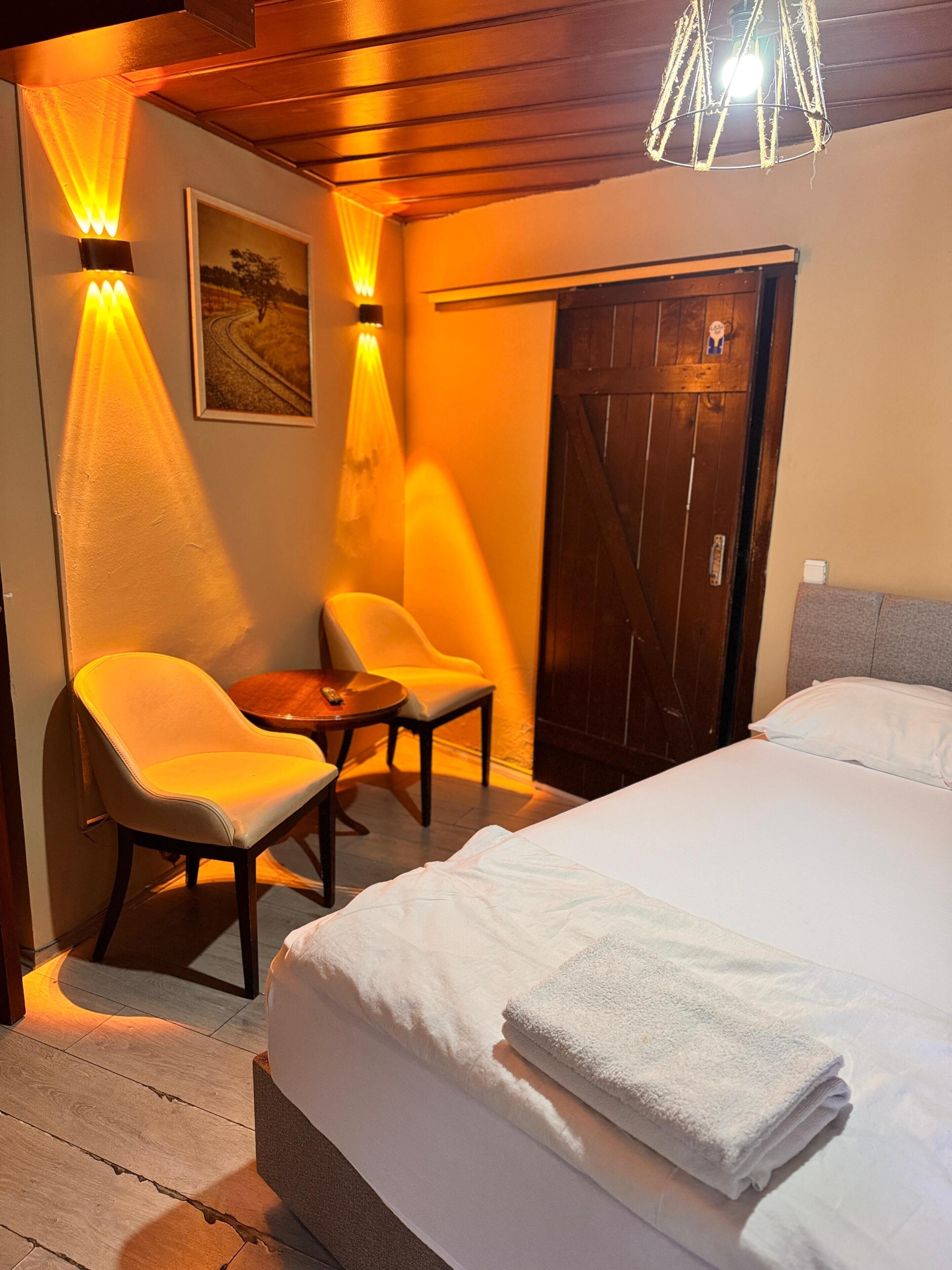 Bureau, chambres insonorisées, fer et planche à repasser