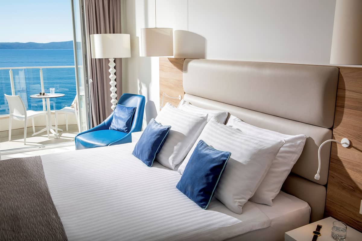 Hypo-allergenic bedding, minibar, in-room safe, blackout curtains