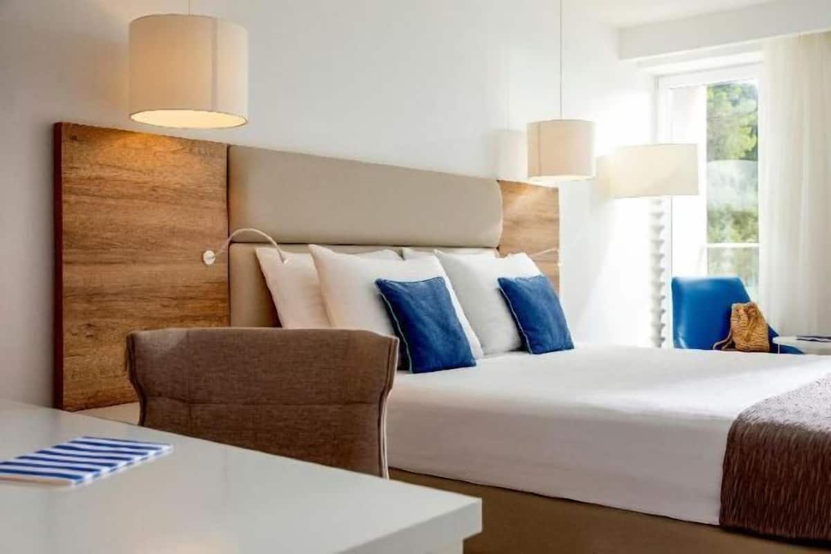 Hypo-allergenic bedding, minibar, in-room safe, blackout drapes