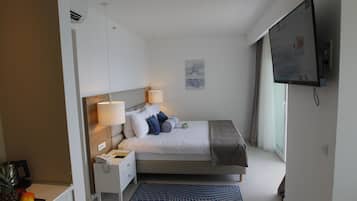 Hypo-allergenic bedding, minibar, in-room safe, blackout curtains