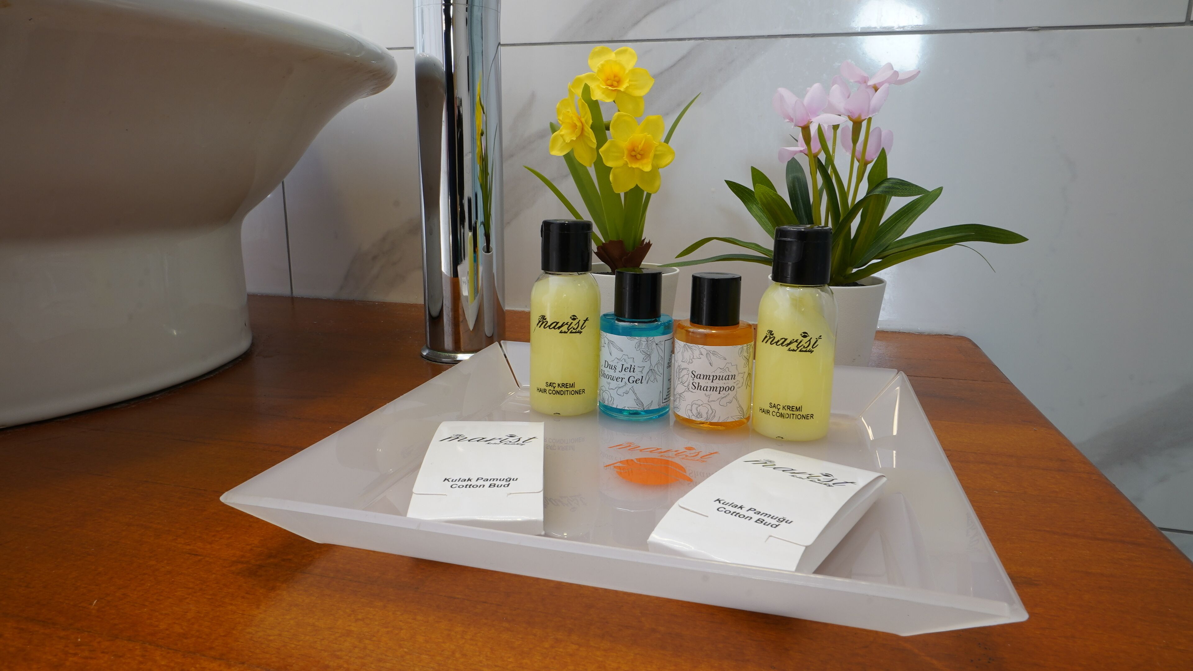 deluxe double room | bathroom | shower, free toiletries, hair dryer, slippers