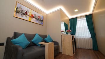 Artículos del minibar gratis y caja de seguridad en la habitación