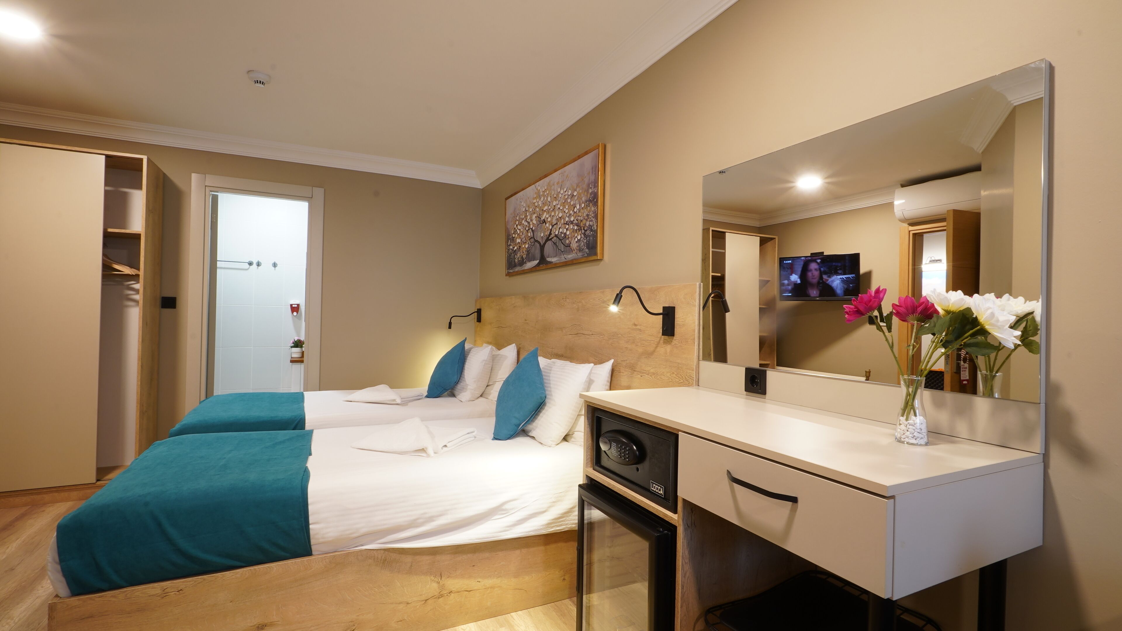 deluxe triple room | 1 bedroom, free minibar items, in-room safe, desk