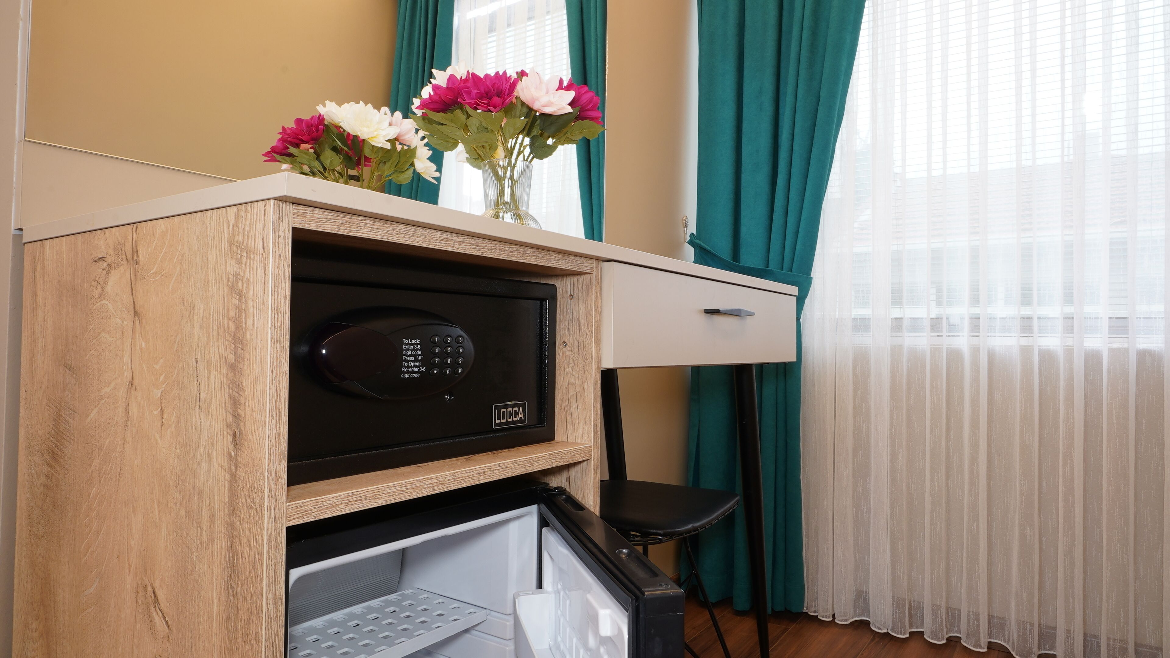 deluxe double room | 1 bedroom, free minibar items, in-room safe, desk