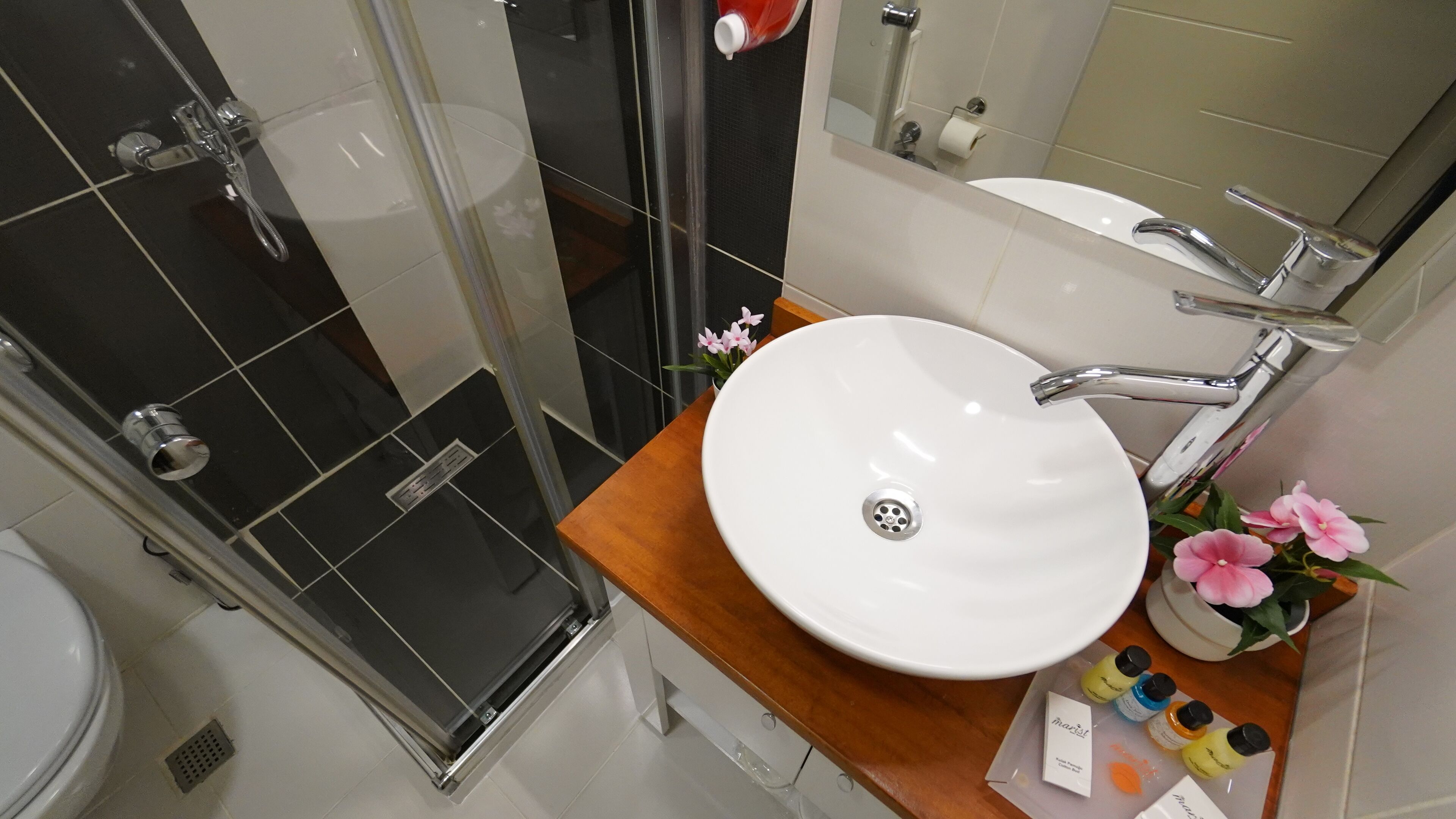 standard single room | bathroom | shower, free toiletries, hair dryer, slippers