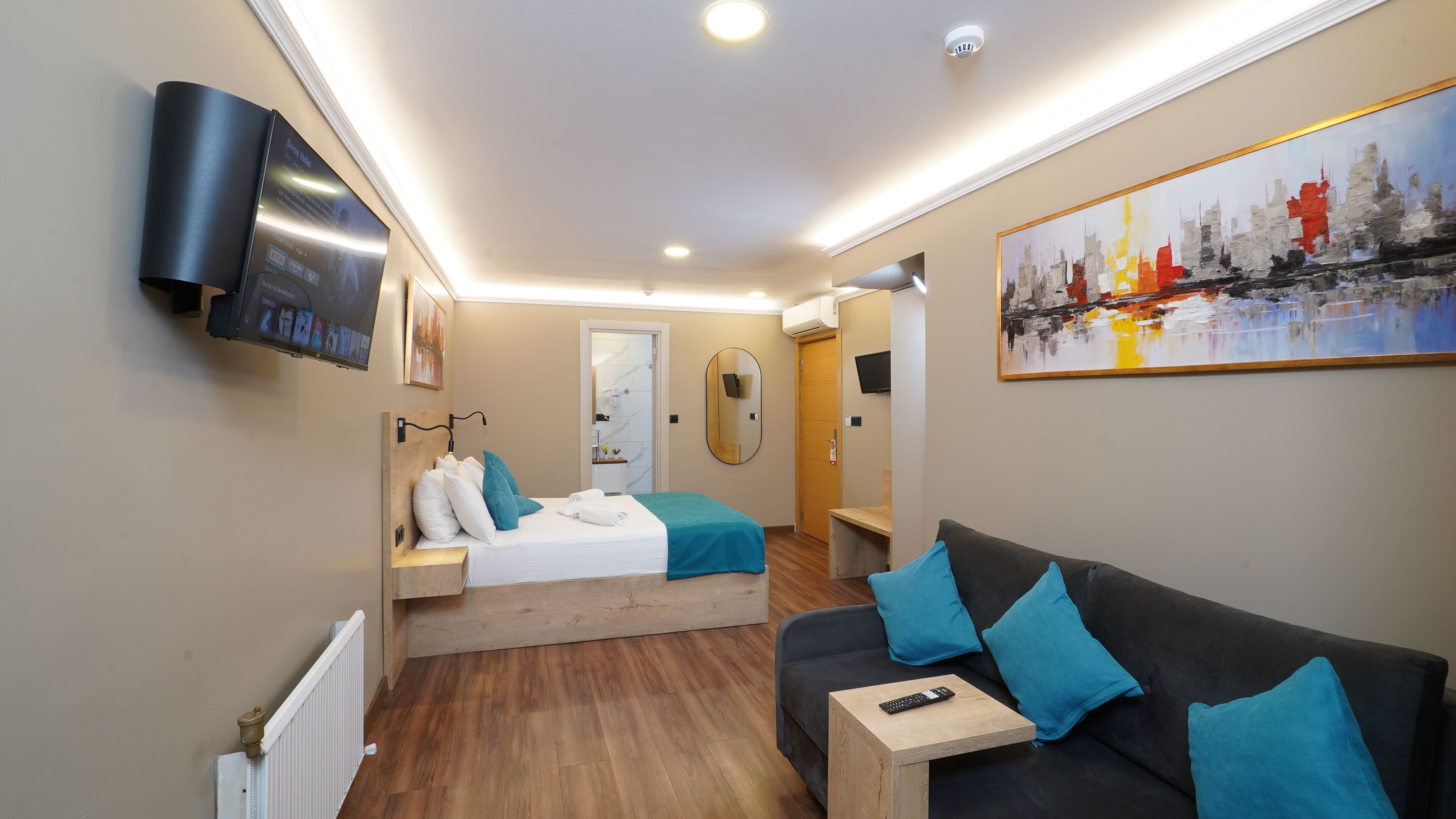 Kamar Double Deluks | Isi minibar gratis, brankas, meja kerja, dan kedap suara