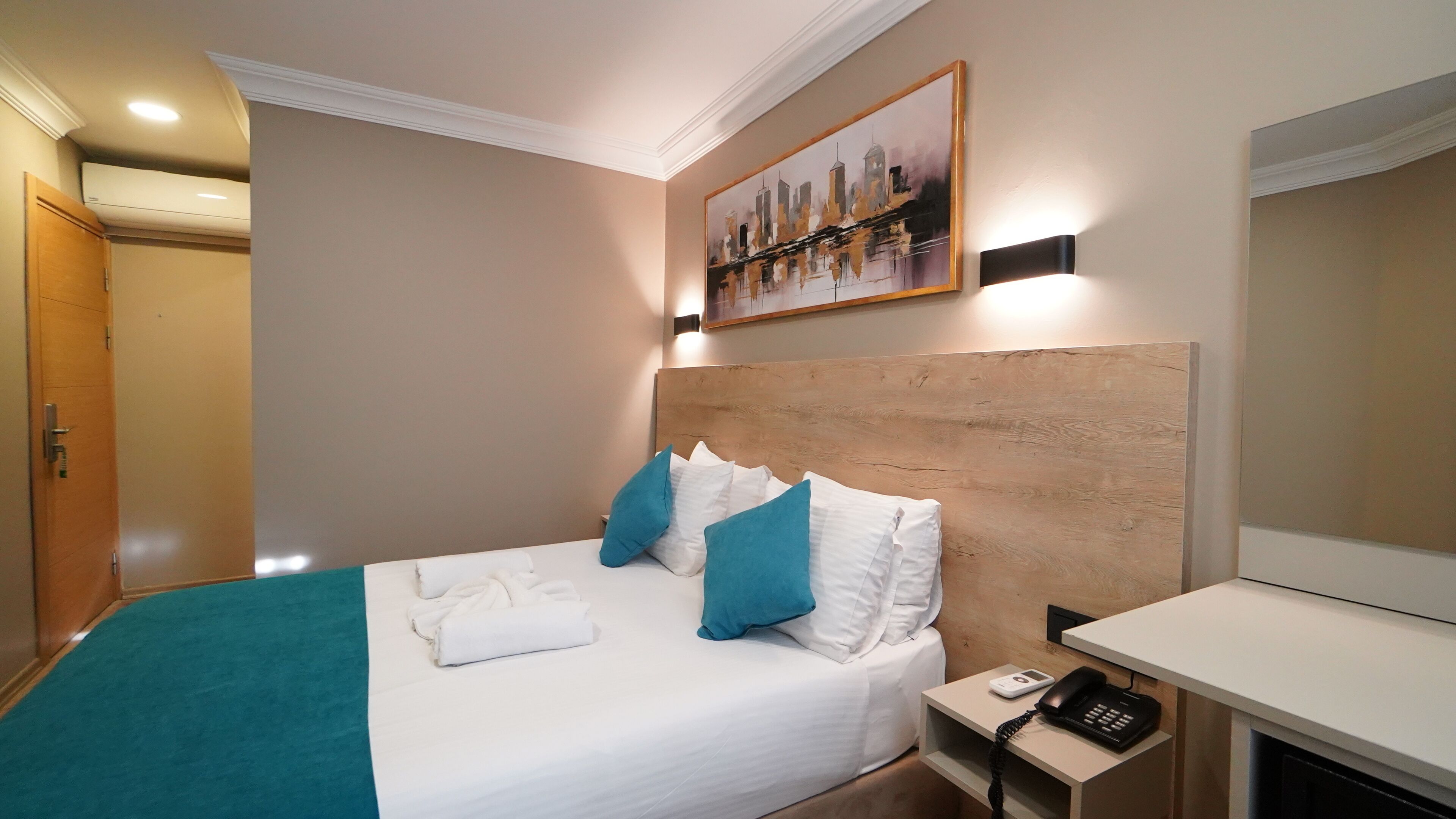 double standard room | 1 bedroom, free minibar items, in-room safe, desk