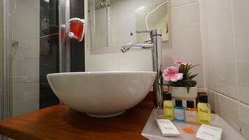 Dusche, kostenlose Toilettenartikel, Haartrockner, Hausschuhe