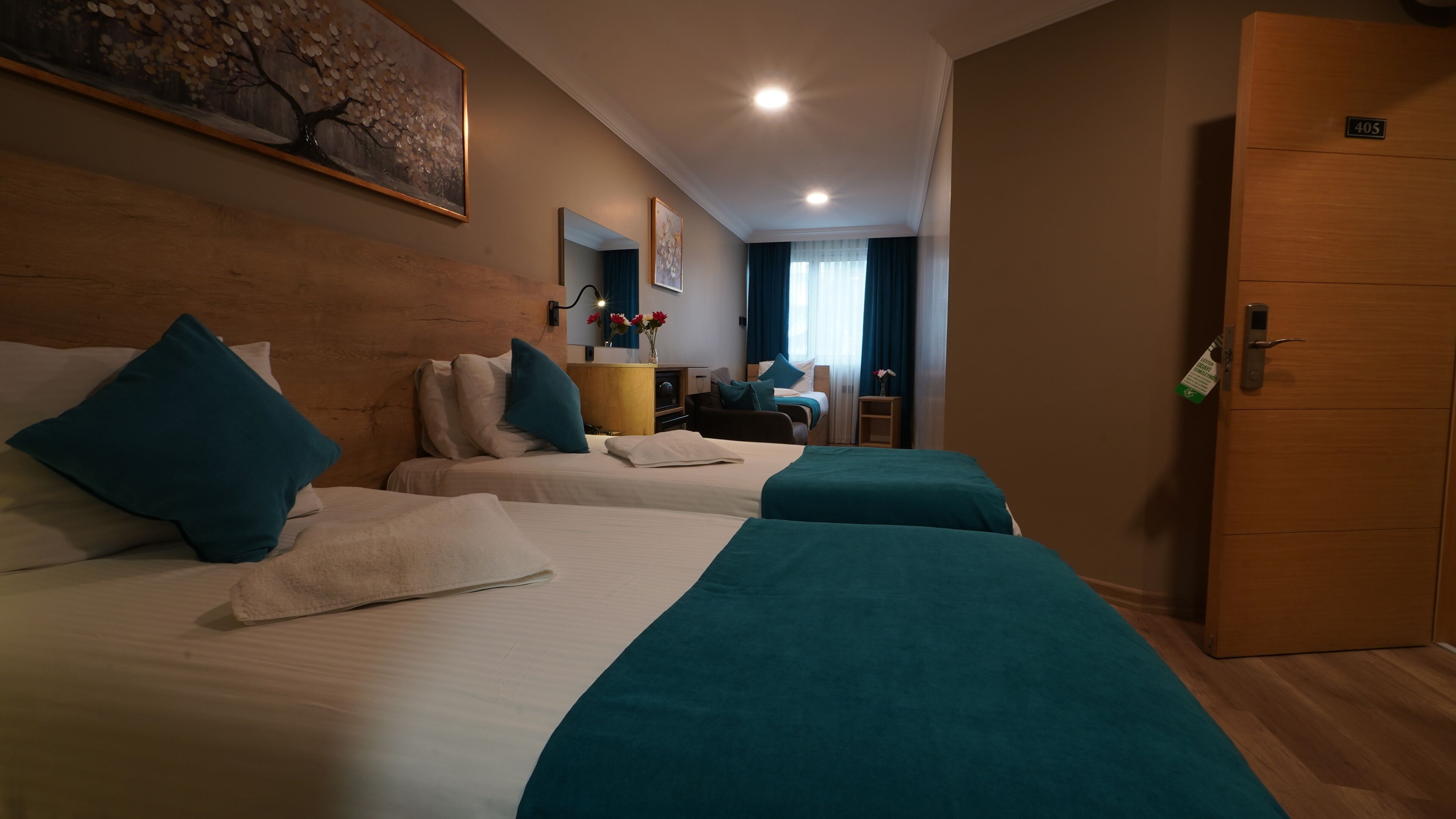 deluxe triple room | 1 bedroom, free minibar items, in-room safe, desk