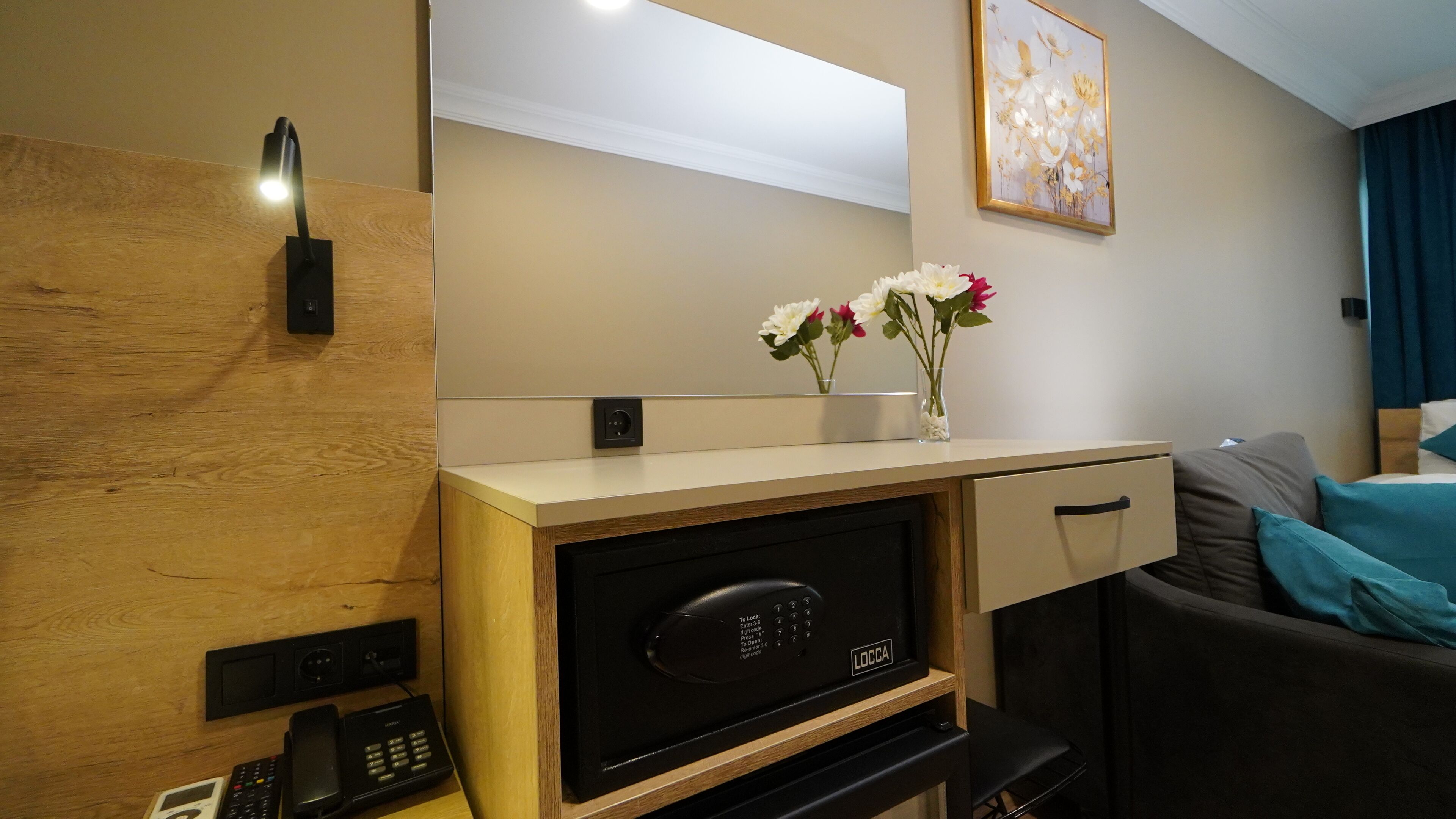 deluxe triple room | 1 bedroom, free minibar items, in-room safe, desk