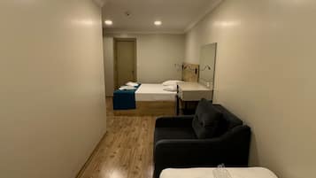 Artículos del minibar gratis y caja de seguridad en la habitación