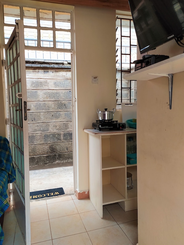 Quarto solteiro econômico | Cozinha privada | Refrigerador em uma área comum, micro-ondas em uma área comum, cooktop