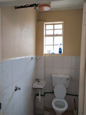 Economy Single Room | Bathroom - Mdawida Homestay (Nairobi)
