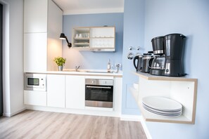Fridge, microwave, oven, stovetop - HAFENAPARTMENTS Warnemuende (Rostock)