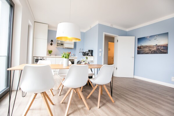 Apartment, 3 Bedrooms, Balcony, Canal View | In-room dining