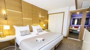 Suite – deluxe, byutsikt | Sengetøy av topp kvalitet, Tempur-Pedic-senger og minibar