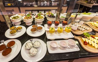 Um buffet com diversos alimentos e bebidas.