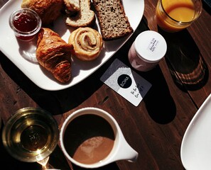 Sarapan bufet setiap hari (EUR 20 seorang) 