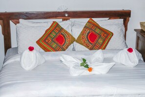 Schreibtisch, schallisolierte Zimmer, Bügeleisen/Bügelbrett