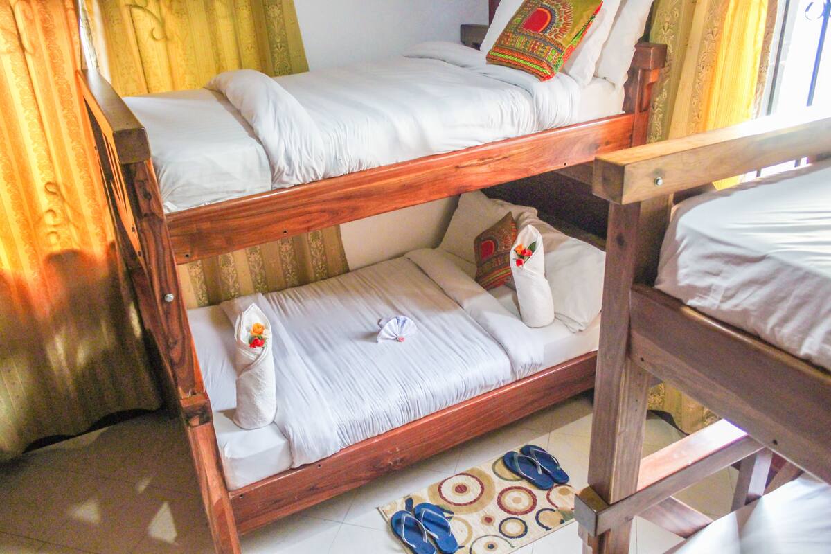 Quadruple Room | Desk, soundproofing, iron/ironing board, free WiFi