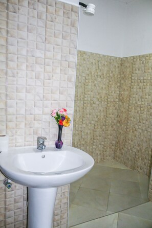 Articles de toilette gratuits, chaussons, serviettes fournies