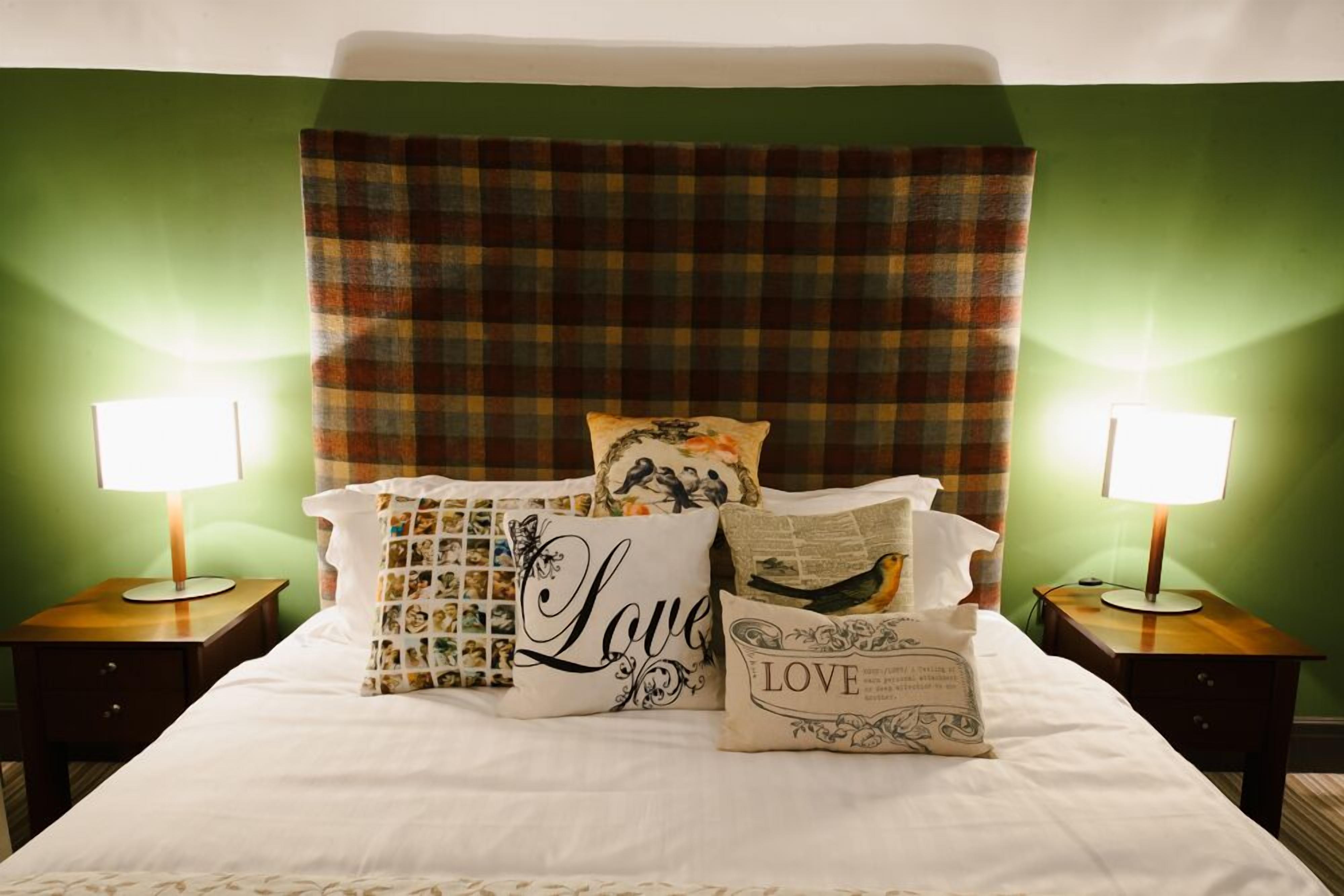 superior king with bath/shower | individually decorated, individually furnished, desk, laptop workspace