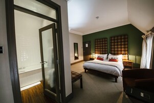 高级双人房 | 特色装修、特色家居、办公桌、笔记本电脑工作区