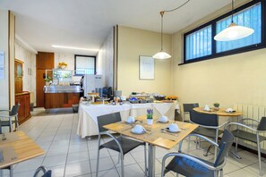 Petit déjeuner buffet (7 EUR par personne)