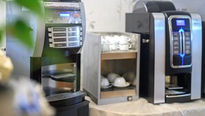 A coffee machine with a digital display and multiple buttons, a coffee maker with a digital display, and a coffee machine with a digital display. - Hotel Anna Siena Nord (Monteriggioni)