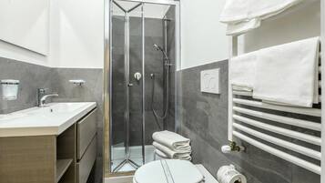 Dusche, kostenlose Toilettenartikel, Haartrockner, Bidet