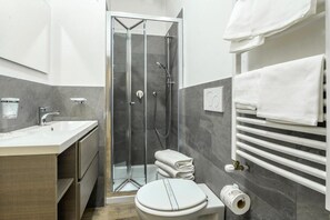 Ducha, artículos de tocador gratuitos, secador de pelo, bidet
