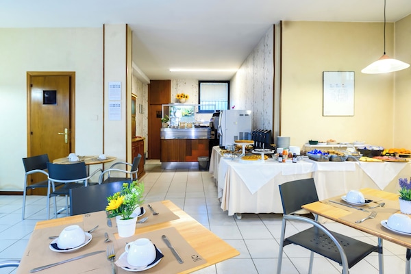 Tägliches Frühstücksbuffet (6 EUR pro Person)