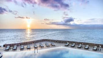 Utomhuspool, parasoller och solstolar