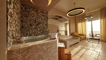 Honeymoon Suite | Minibar, in-room safe, desk, free WiFi