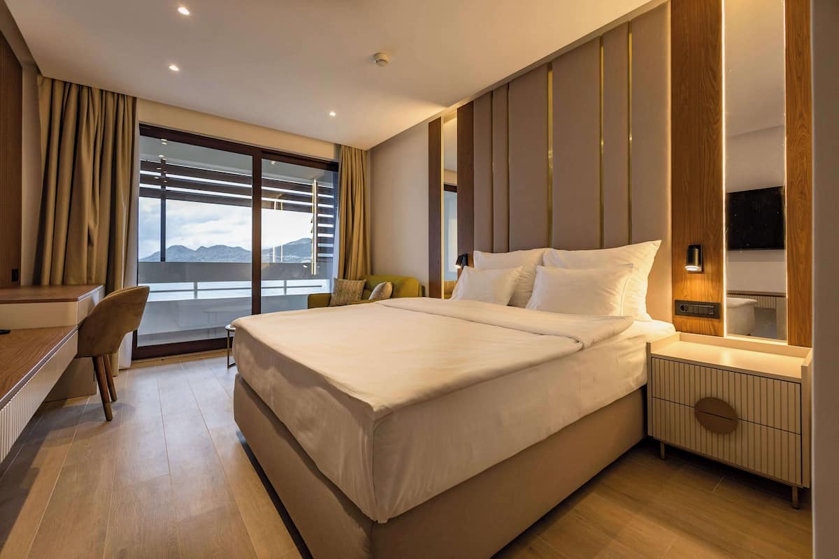 Superior Room, Sea View | 1 bedroom, minibar, in-room safe, desk
