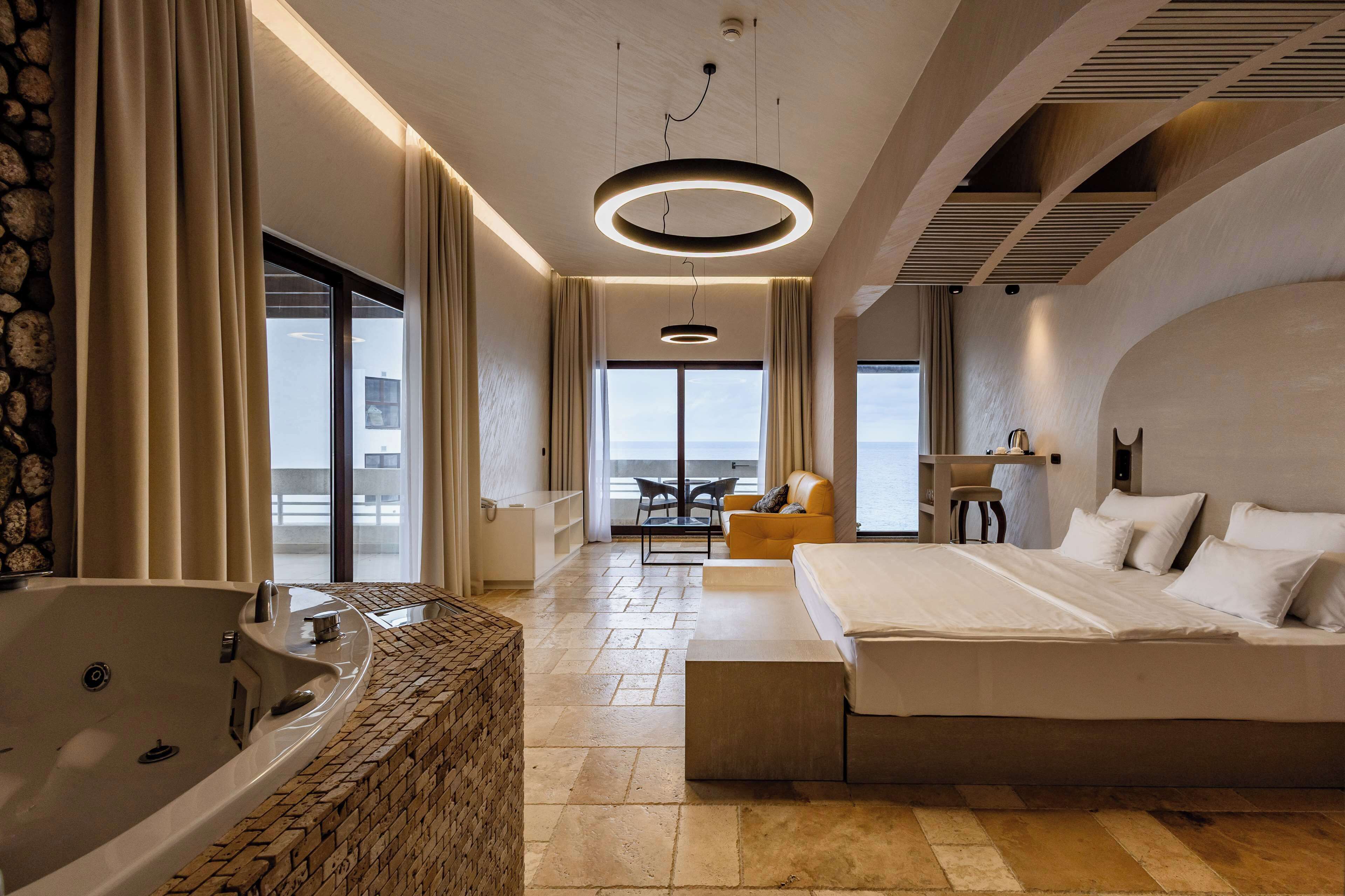 Minibar, värdeförvaringsskåp på rummet, skrivbord och gratis wi-fi