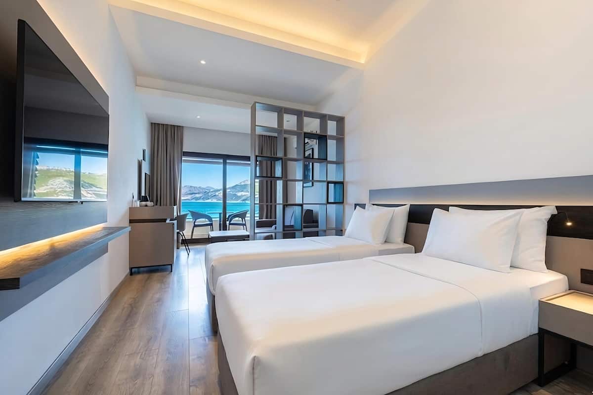 Quarto superior, vista para o mar | Frigobar, cofres nos quartos, escrivaninha, Wi-Fi de cortesia