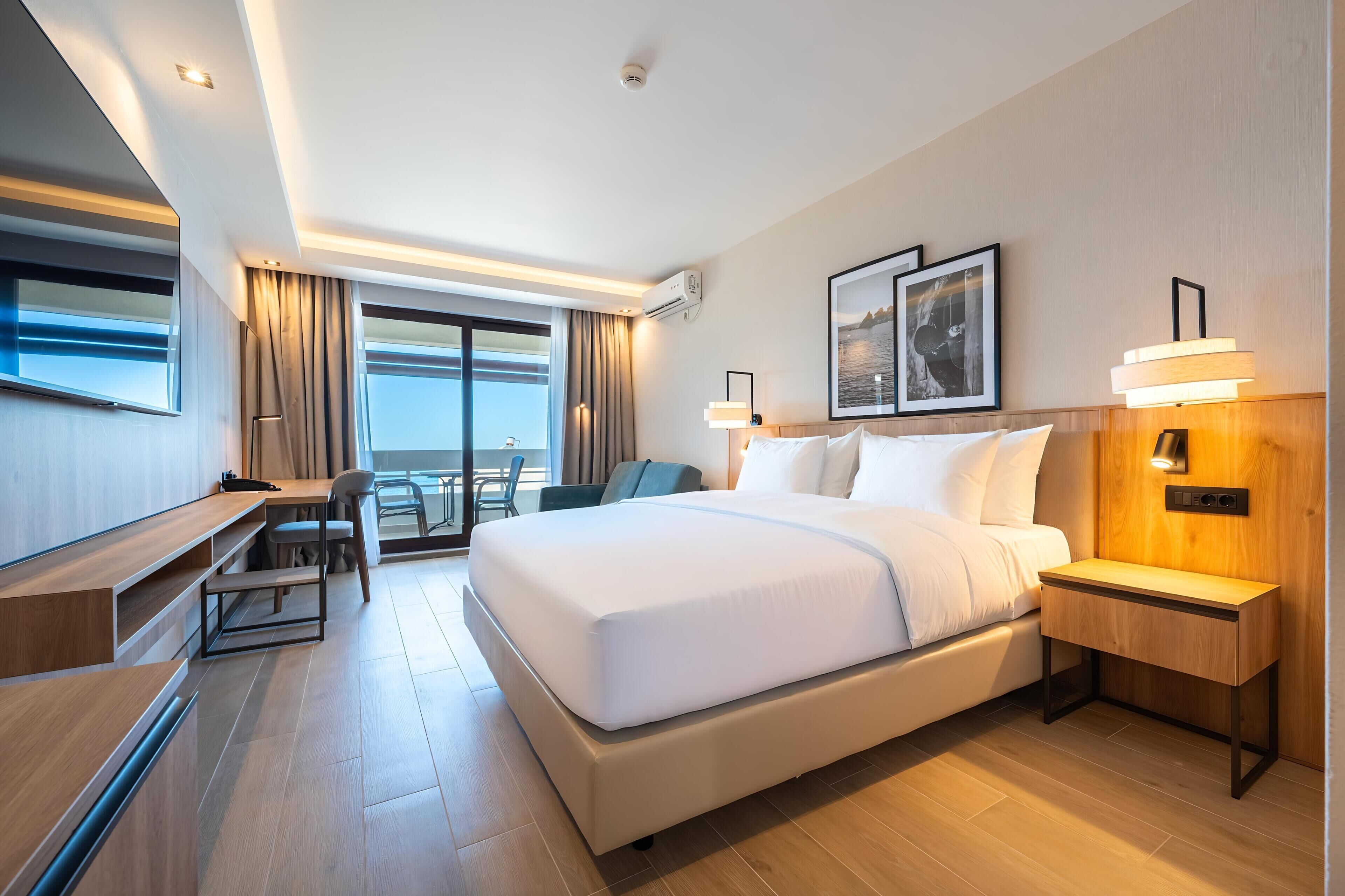 Superior Room, Sea View | Minibar, in-room safe, desk, free WiFi
