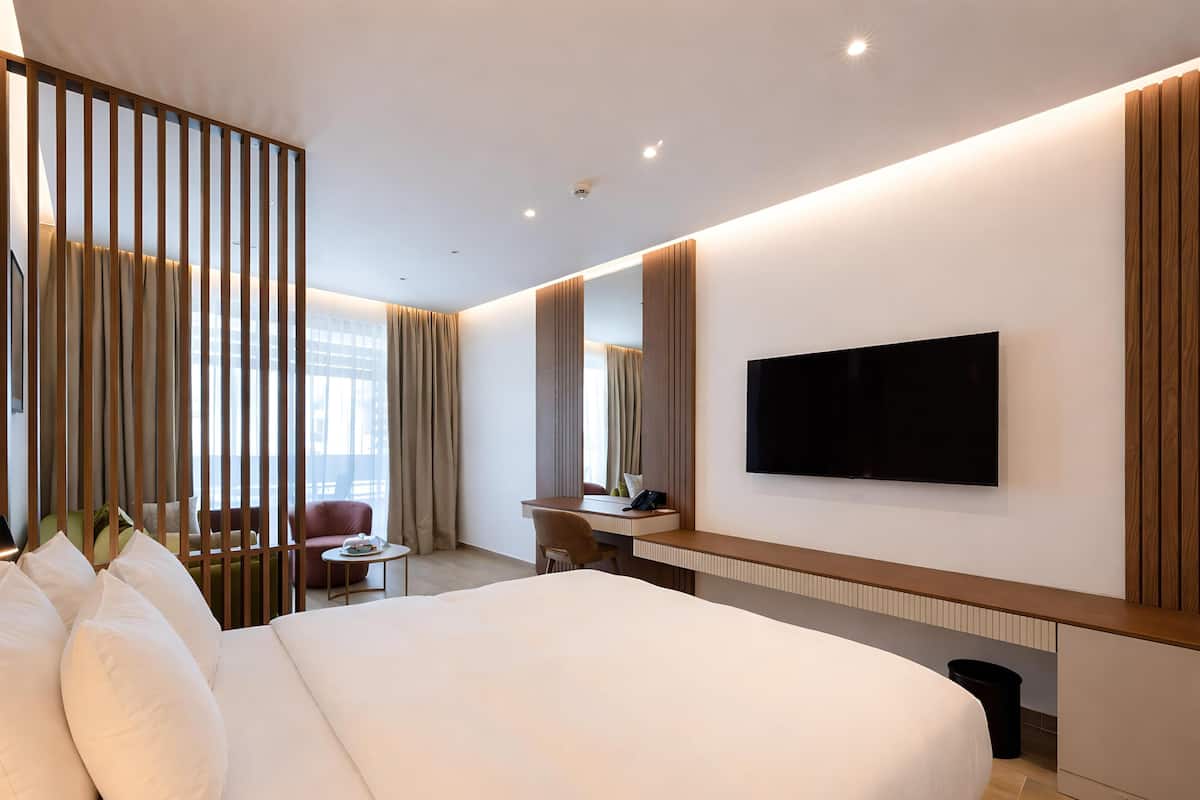 Minibar, coffres-forts dans les chambres, bureau, Wi-Fi gratuit