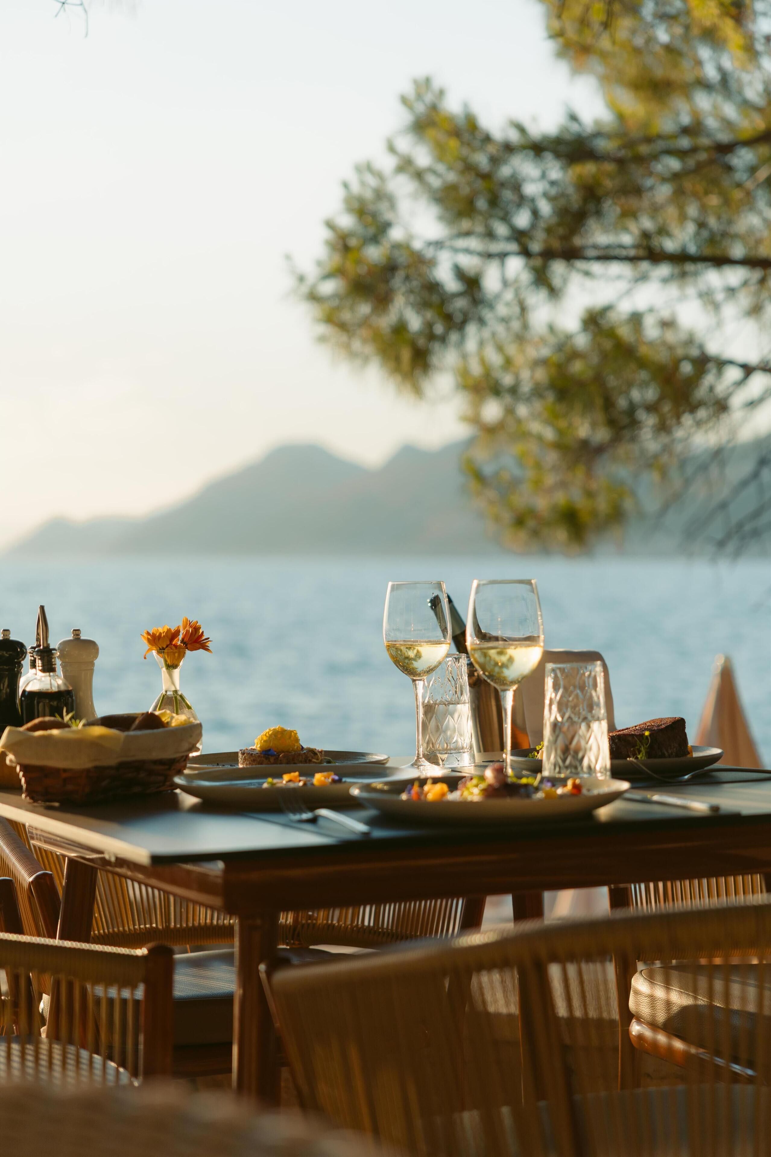 2 restaurants, breakfast, lunch, dinner served; international cuisine