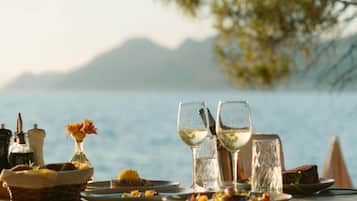 2 restaurants, breakfast, lunch, dinner served; international cuisine