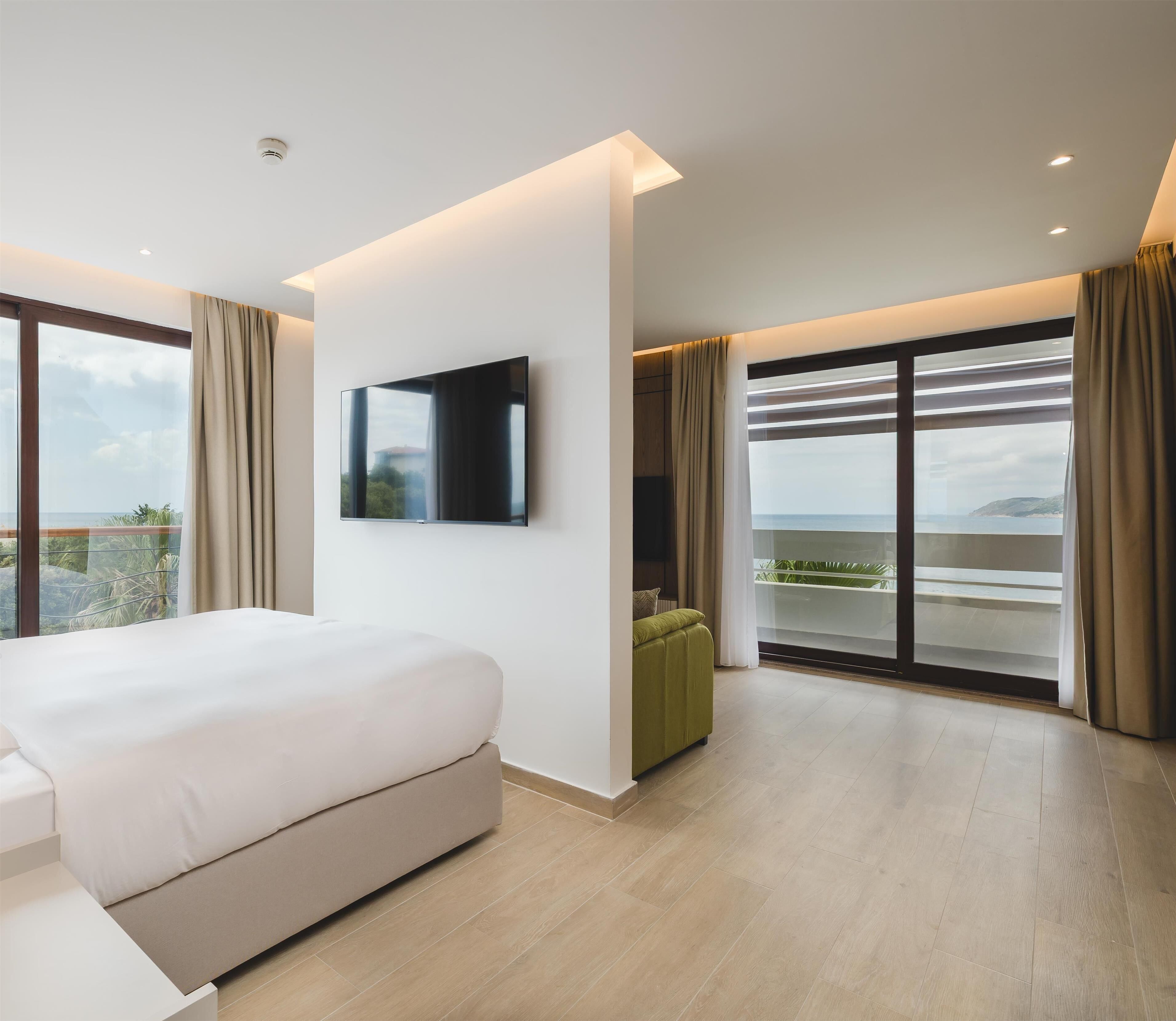 Junior Suite | Minibar, in-room safe, desk, free WiFi