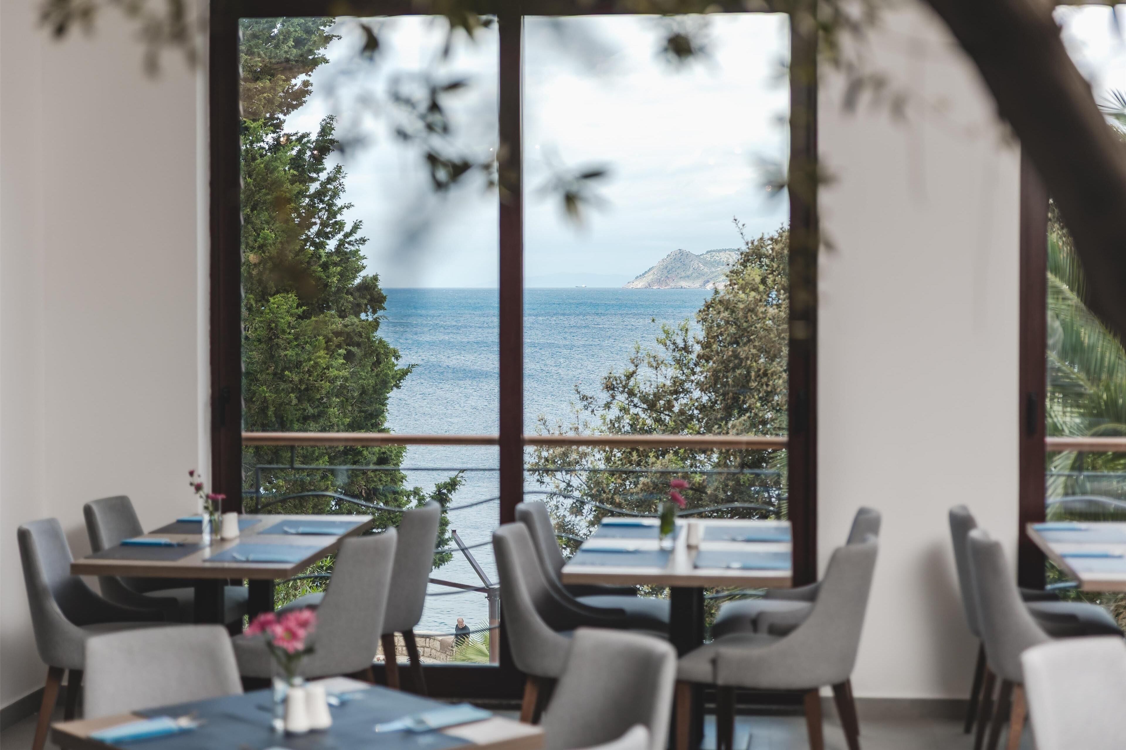 2 restaurantes; se sirve desayuno, almuerzo y cena; cocina internacional