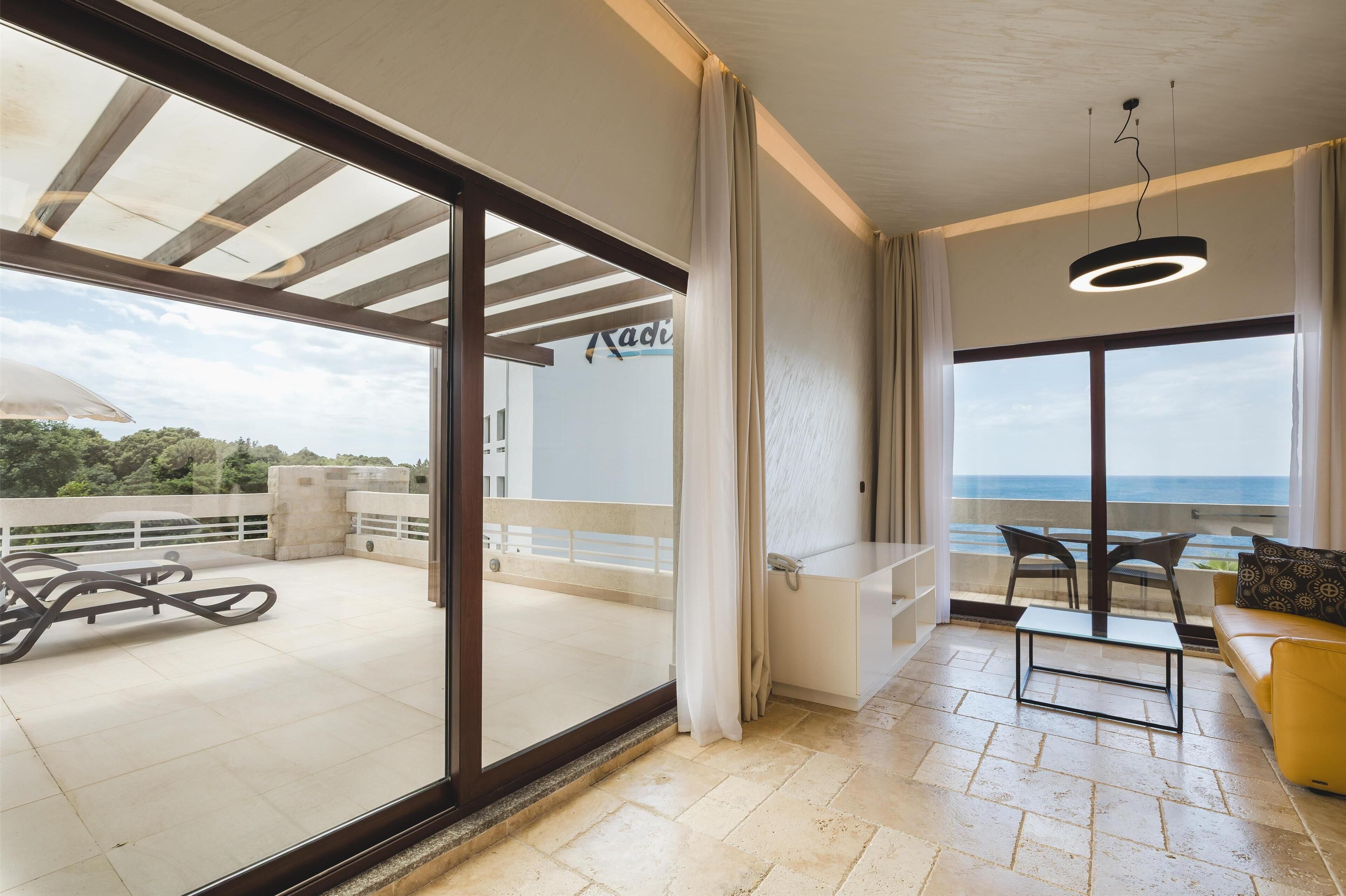 Suite, Hot Tub, Sea View | Minibar, in-room safe, desk, free WiFi