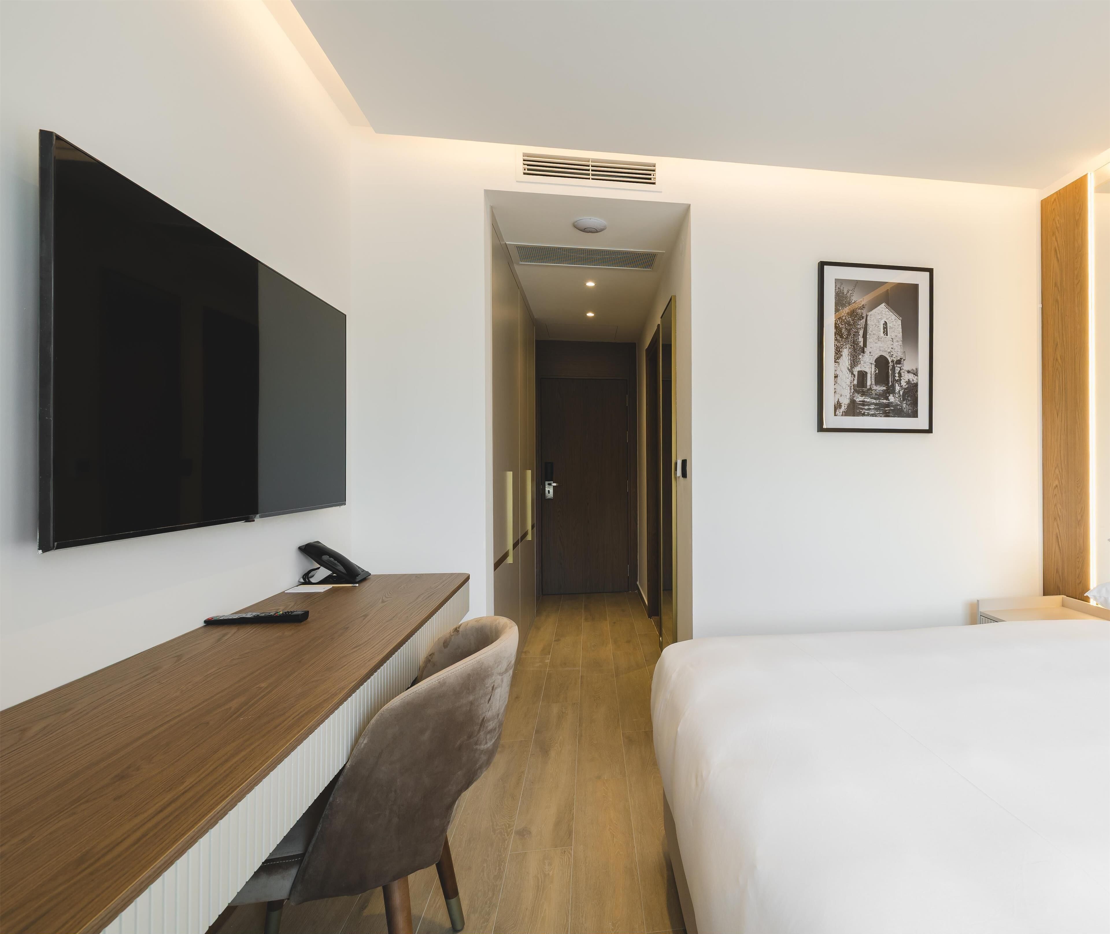 Standard Room | Minibar, in-room safe, desk, free WiFi